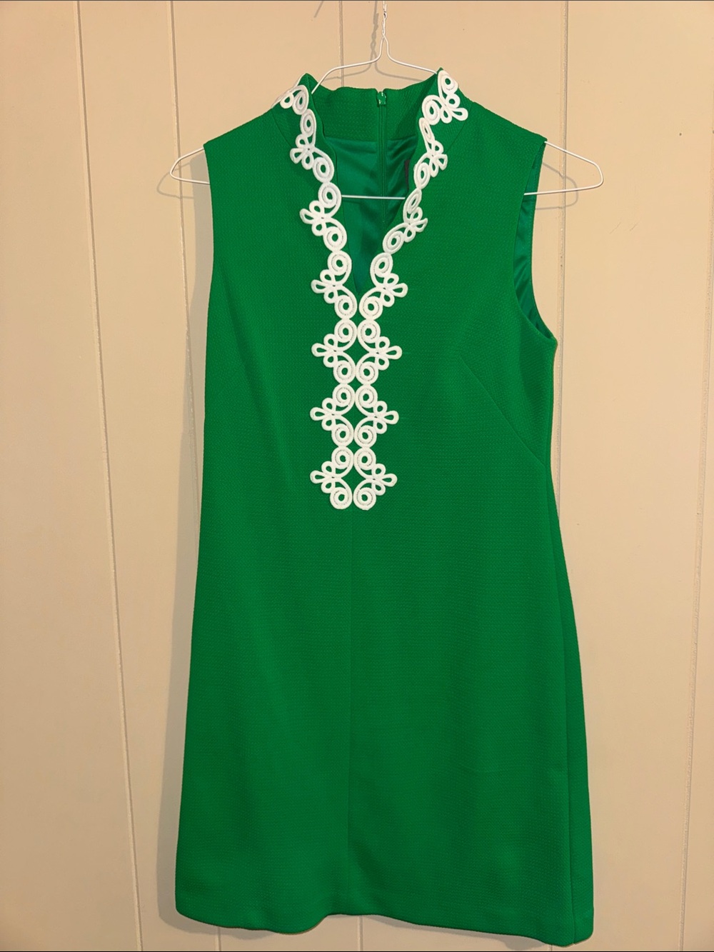 Vince Camuto Bright Green Sleeveless Shift Dress with White Appliqué